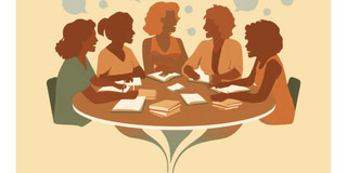 Fünf Personen sitzen um einen runden Tisch und diskutieren