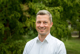 Portrait von Matthias Kortmann vor grünem Hintergrund