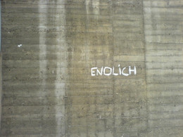 Foto von einer Wand, auf welcher das Wort "endlich" steht