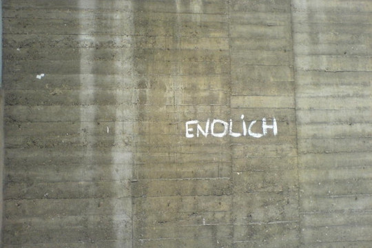 Foto von einer Wand, auf welcher das Wort "endlich" steht