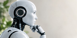 Auf dem Bild ist ein weißer, weiblicher Roboter, nachdenkend von der Seite zu sehen