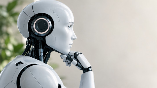 Auf dem Bild ist ein weißer, weiblicher Roboter, nachdenkend von der Seite zu sehen