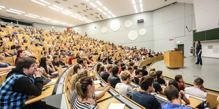 Studierende sitzen in einer Vorlesung im Hörsaal. 