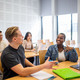 Seminar Studierende unterhalten sich im Seminarraum