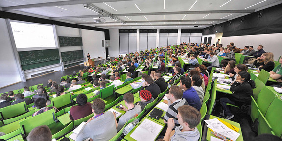 Studierende sitzen in einer Vorlesung im Hörsaal. 