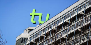 Mathegebäude mit TU-Logo Das Mathematikgebäude mit TU-Logo vor blauem Himmel