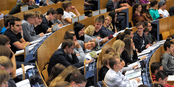 Audimax Studierende sitzen in einer Vorlesung im Audimax.