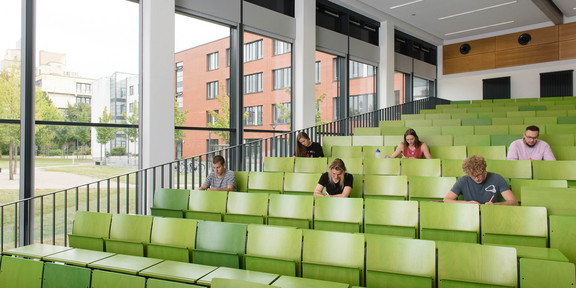 Studierende sitzen in einem Hörsaal.