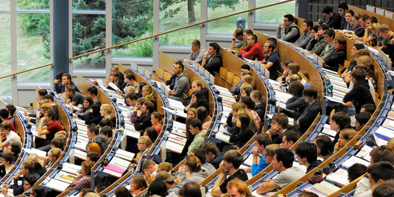 Studierende im Hörsaal Studierende sitzen in einer Vorlesung im Hörsaal.