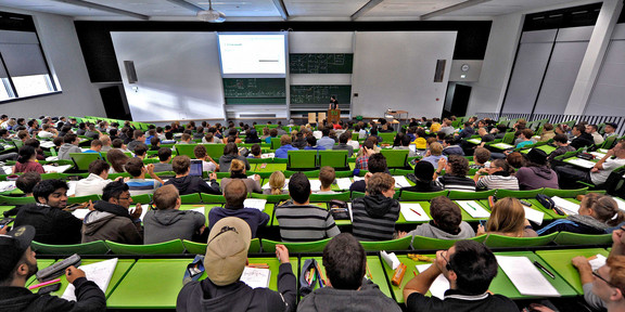 Seminargebaeude Campus Nord Studierende sitzen in einer Vorlesung im Seminargebäude Campus Nord.