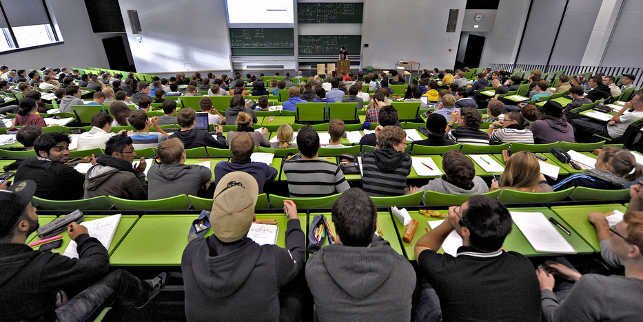 Studierende sitzen in einer Vorlesung im Seminargebäude Campus Nord.